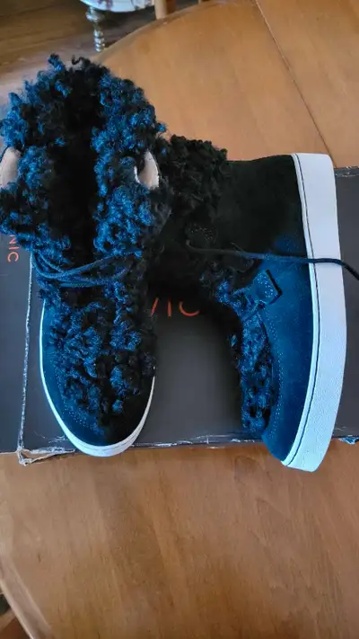 Vionic Ladies Splendid Oak Size 7.5 The box has seen better days due to moving around But what's ins...