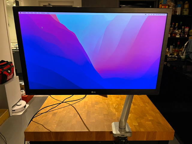 27" LG Monitor with Desk Mount Monitor Arm in Monitors in City of Toronto