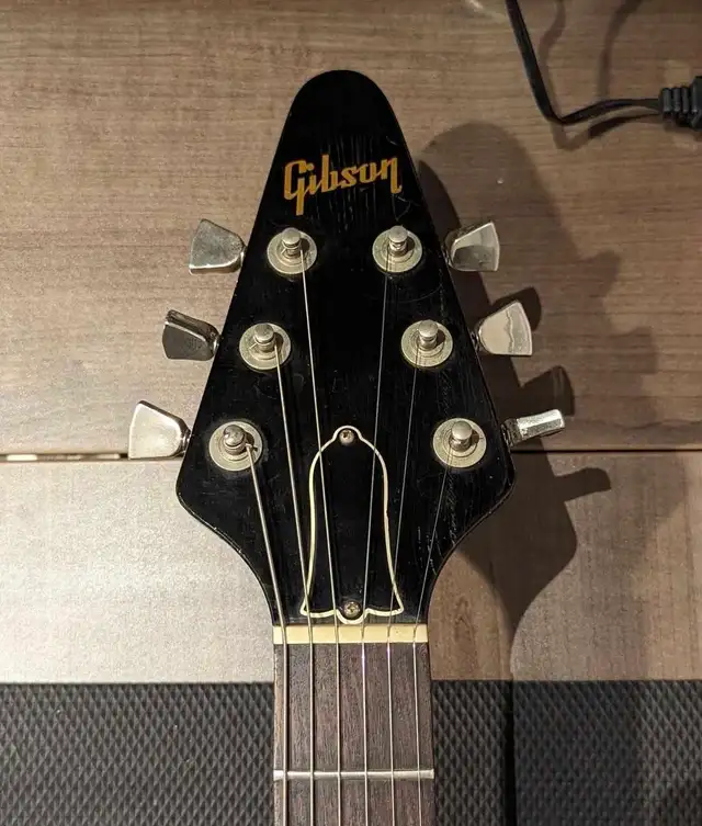 1983 Gibson 80s Flying V in Guitars in Markham / York Region - Image 5