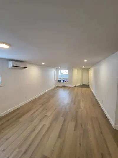 Logement 4 1/2 rénové à louer à Repentigny, air clim/thermopompe, borne électrique, près de tout les...