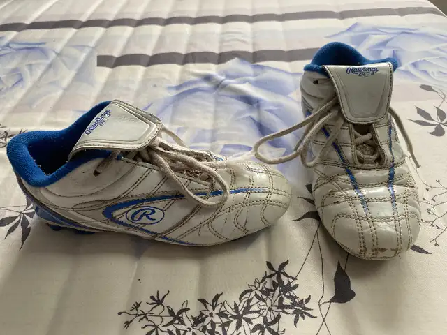 Kids soccer shoes (cleats)- sizes youth1- 4 available in Soccer in Ottawa - Image 3