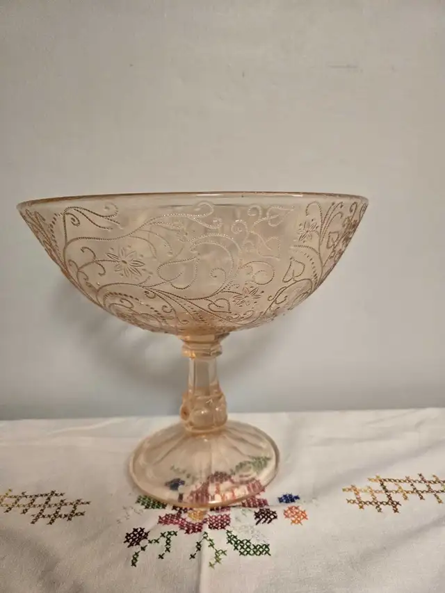 Fabulous Madrid Pink Depression Glass Stemmed Fruit-Bowl in Arts & Collectibles in Calgary - Image 4