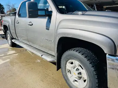 Selling a well maintained 2009 Chevrolet Silverado 2500 Z71 (LTZ) Fuel : Gas Meticulously maintained...