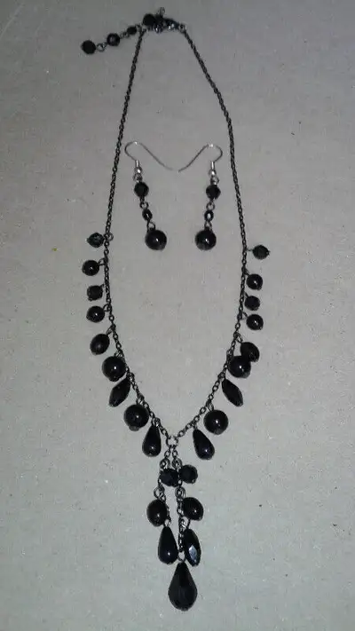 NEW! Gothic-look black teardrop jewelry set - Necklace & Earrings - Necklace: Length of Necklace is...