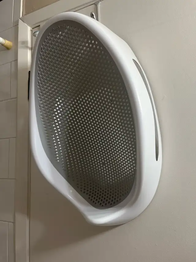 Baby bath tub in Bathing & Changing in Stratford - Image 2