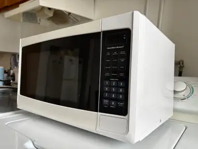 (Free Delivery) Hamilton Beach Microwave • Micro-onde, View more