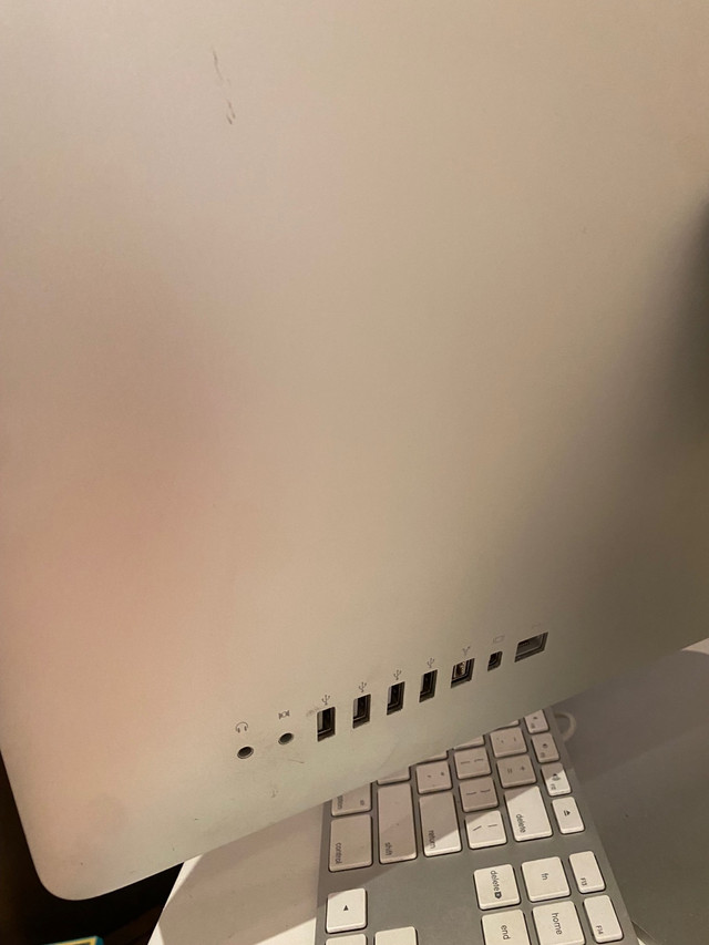 2010 iMac with keyboard and mouse in Desktop Computers in Mississauga / Peel Region - Image 4