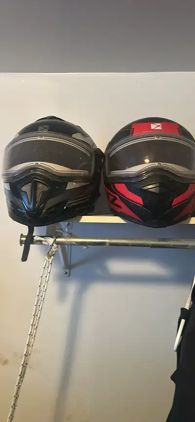 Casque motoneige 4 x porter qui s’ouvre avec lunettes intégré neg