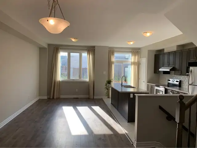 A specious private room available for rent in Room Rentals & Roommates in Ottawa - Image 4