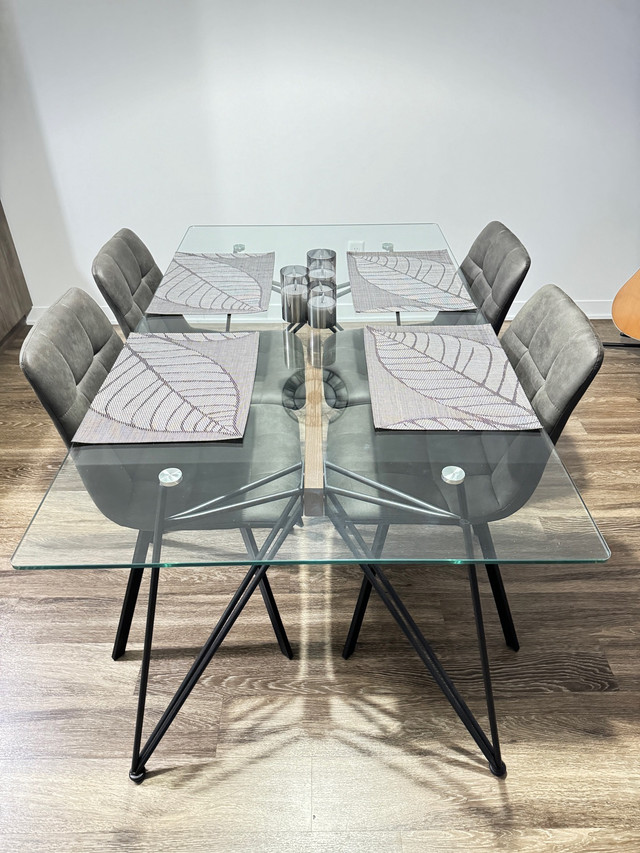 Table moderne en verre et 4 chaises  dans Mobilier de salle à manger et cuisine  à Ouest de l’Île