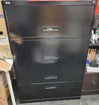 Filing cabinet in black / Classeur latéral en métal noir
