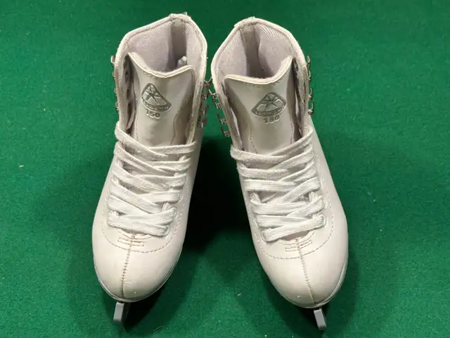 Jackson Girls' 151 Finesse Ice Skates, nearly NEW, size 13J in Skates & Blades in Hamilton - Image 5