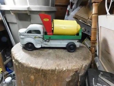 très beau camion a ciment Lincoln # 13045.2 antique en belle condition assez rare 12"1/2 long 550$ a...