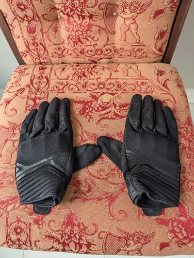 Gants de moto 2 XL marque Inbike en très bonne condition 25$ tel 514-727-5602. Payable en argent seu...
