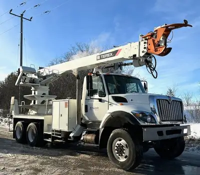 2013 IHC Terex C6060 Derrick Derrick 7.6L Diesel Automatic Trans 64,000 Miles Heel Winch Rear mount...