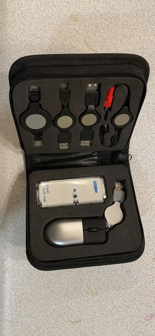 USB Travel Hub kit with headphone, microphone... in Cables & Connectors in Ottawa - Image 2