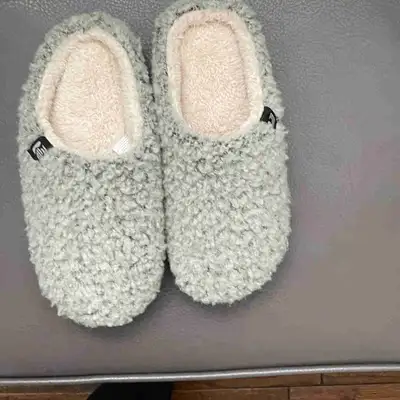 Slippers Size 8, View more