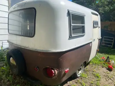 (English below) Cette caravane Boler classique est prête pour votre prochaine aventure. Compacte et...