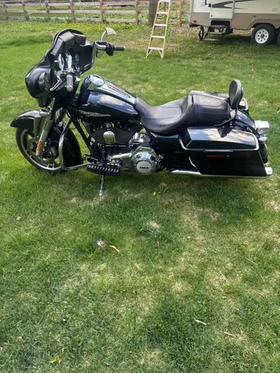 2013 Street Glide. All edge cut accessories every where. Intake, tuner and Vance and Hines pipes. Re...
