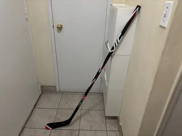VIC CX2 YOUTH COMPOSITE HOCKEY STICK, 50 FLEX, V92 RIGHT HANDED in Hockey in City of Toronto - Image 2