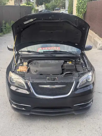À vendre, Chrysler 200S 2013 noire en excellente condition. Une berline puissante, confortable et bi...