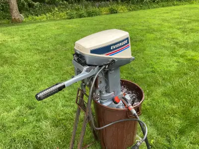 Moteur qui appartenait a mon père. Très peu utiliser depuis les 20 dernières années. Tellement que l...