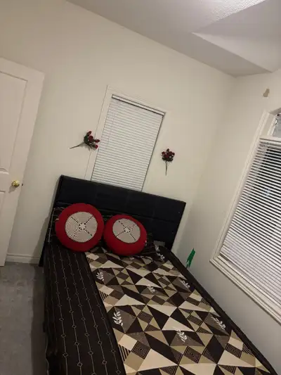 Room available in 4 bedroom house near William and Mississauga road (Royal west Drive Brampton) in s...