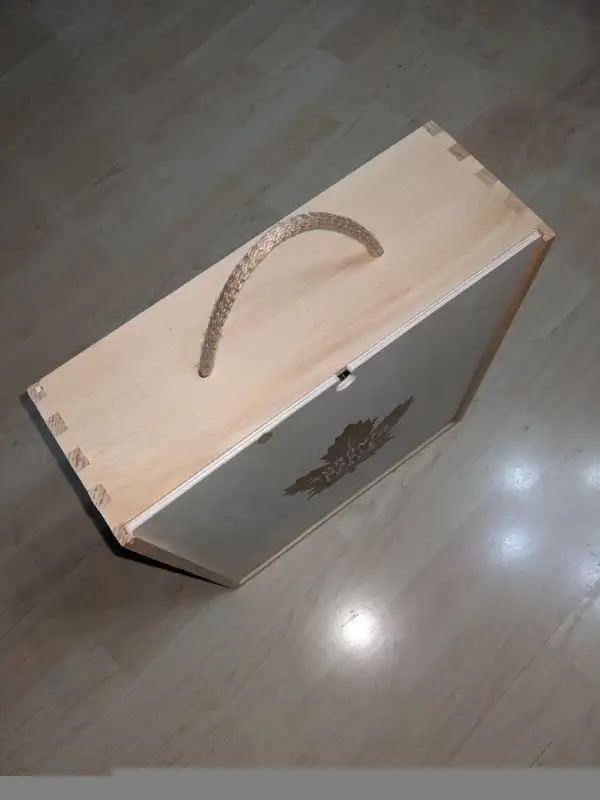 Toronto maple leafs 3 bottles wine gift box in Arts & Collectibles in City of Toronto - Image 3