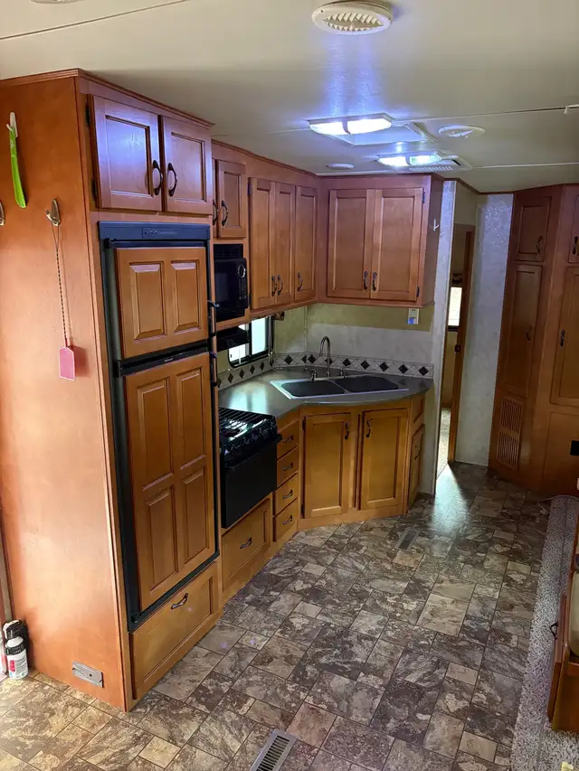 Reduced 2012 Canyon Trail 5th wheel trailer in Travel Trailers & Campers in Cranbrook - Image 6