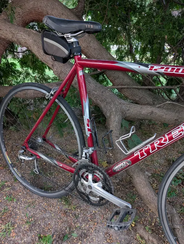 Trek 1200 Road Bike Candy Red in Road in City of Toronto - Image 4