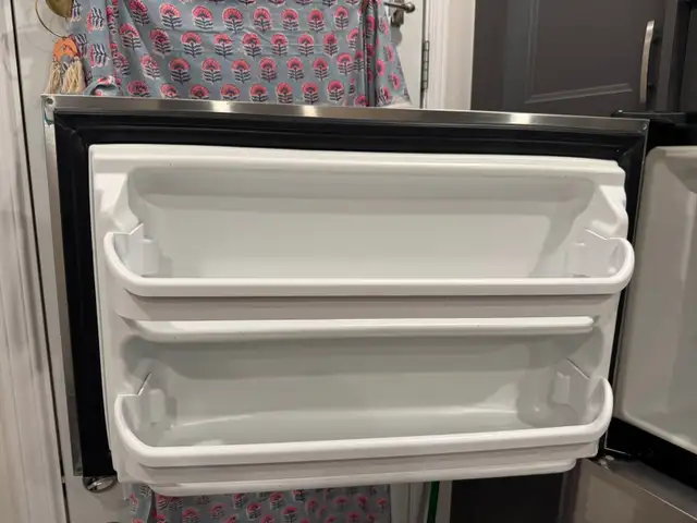 Frigidaire Refrigerator - Réfrigérateur Frigidaire in Refrigerators in City of Montréal - Image 4