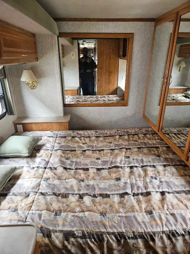2003 Fleetwood Bounder 35R in Other in Strathcona County - Image 4