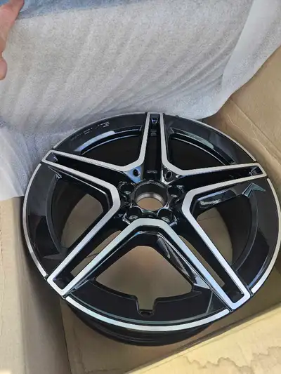 NEVER been used Mercedes Benz spoke wheel (still in box/package it came in) part #253 401 53 00 7X23...