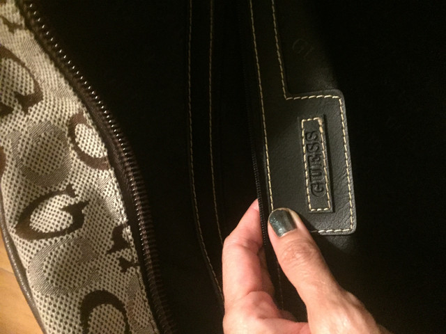 GUESS $60 o.b.o. TRAVEL BAG in Women's - Bags & Wallets in City of Toronto - Image 4