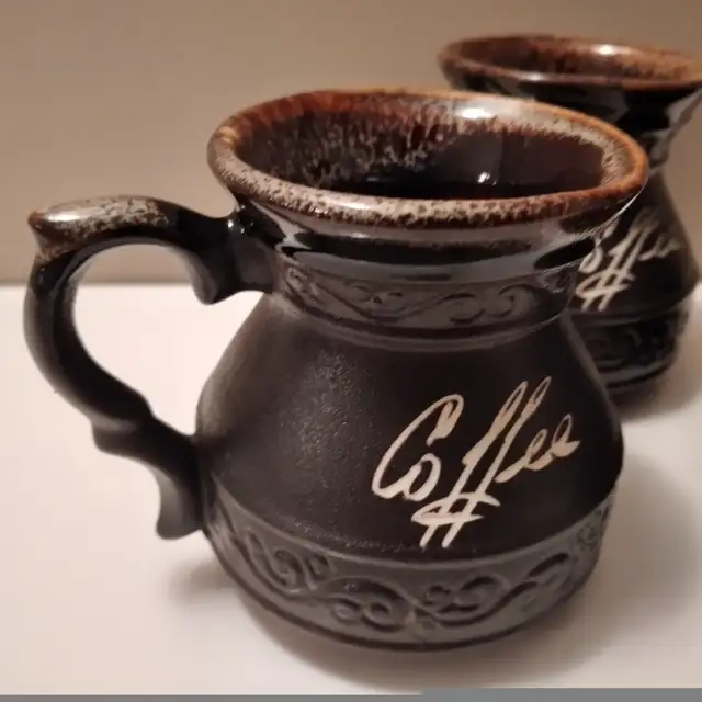 Ceramic  coffee maker pot & cups great for coffee shop decor in Kitchen & Dining Wares in City of Montréal - Image 4