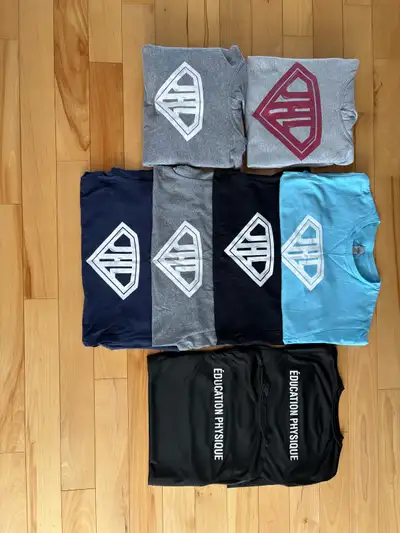 2 cottons ouaté 4 t-shirts 2 chandails d’éducations physiques Lots grandeur médium large junior