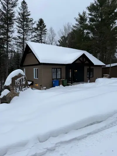 MAGNIFIQUE 4 1/2 NEUF À LOUER À SAINTE-SOPHIE DISPONIBLE MAINTENANT ! Le logement est bordé par la r...