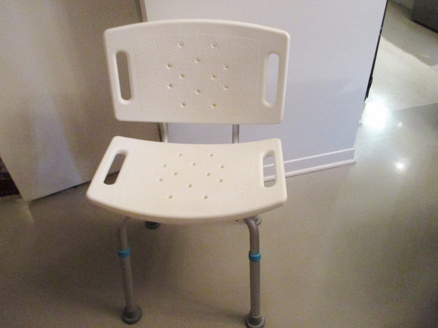 AquaSense bath chair w/back rest dans Santé et besoins spéciaux  à Ville de Montréal