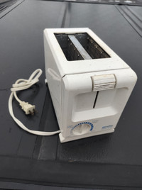 White 2 Slice Electric Toaster / Good Working Condition $6