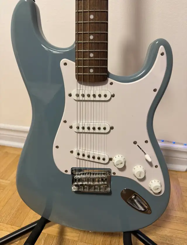 Fender Squire Stratocaster 402405865628651520