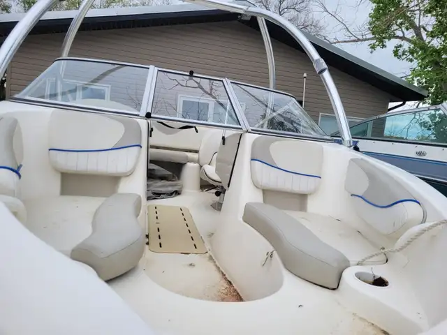 Glastron Boat in Powerboats & Motorboats in Moose Jaw - Image 4