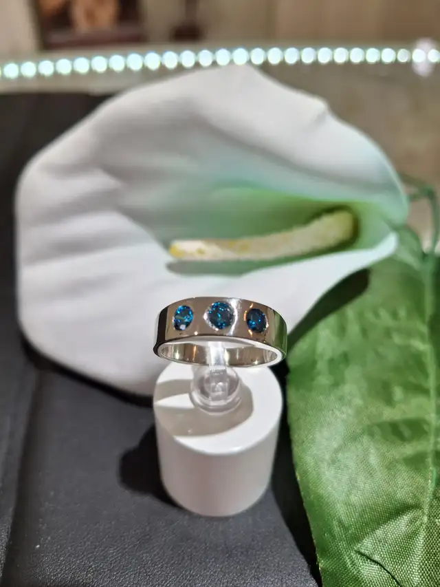 NEW Blue Diamonds White Gold ring