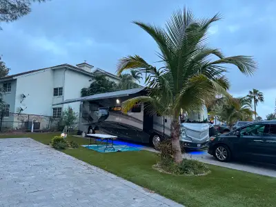 2023 Fleetwood Discovery, Fully equipped, like new Bunk bed, Aquahot system, 3 X AC,