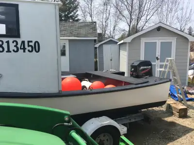 Great Day Fishing/Run Around Boat - 18.5 ' fibreglass hull with marine plywood glassed over cabin. -...