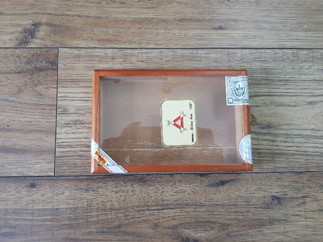 Habanos Cuban wood cigar box with glass top, empty in Arts & Collectibles in Hamilton - Image 4