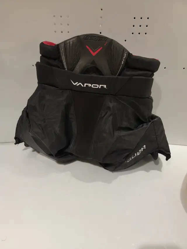 Bauer Vapor goalie pants in Hockey in Ottawa - Image 3