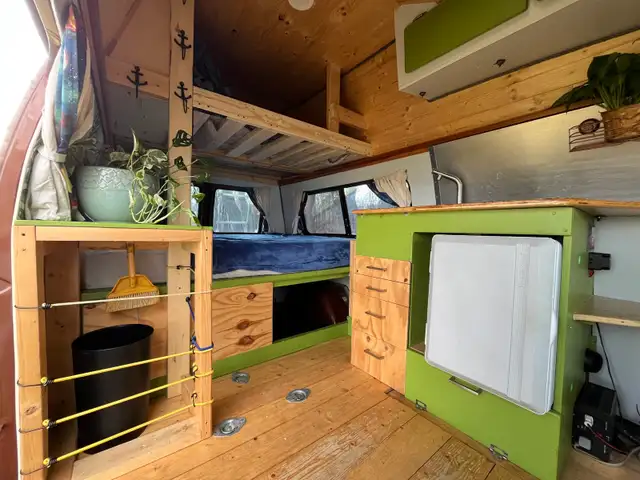 Dodge Ram Van B250 1984 - Van aménagé / Campeur / Vanlife in RVs & Motorhomes in Québec City - Image 5