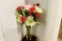 Fleurs de soie artificielle et grand vase de table clair. 28" H