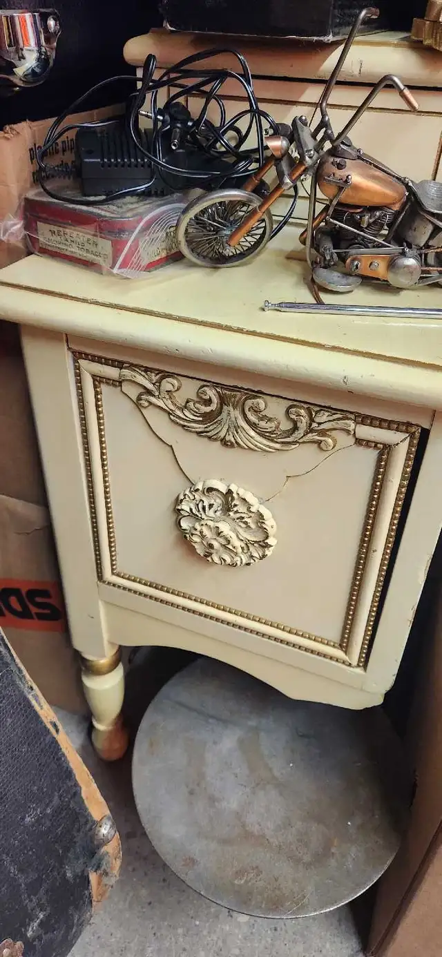 Vintage European Victorian Vanity Dresser with Mirror in Dressers & Wardrobes in Calgary - Image 4
