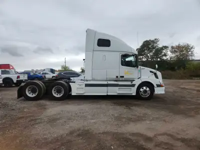 This is a used D12 Volvo truck equipped with a robust 13-speed Eaton transmission, ideal for long-ha...